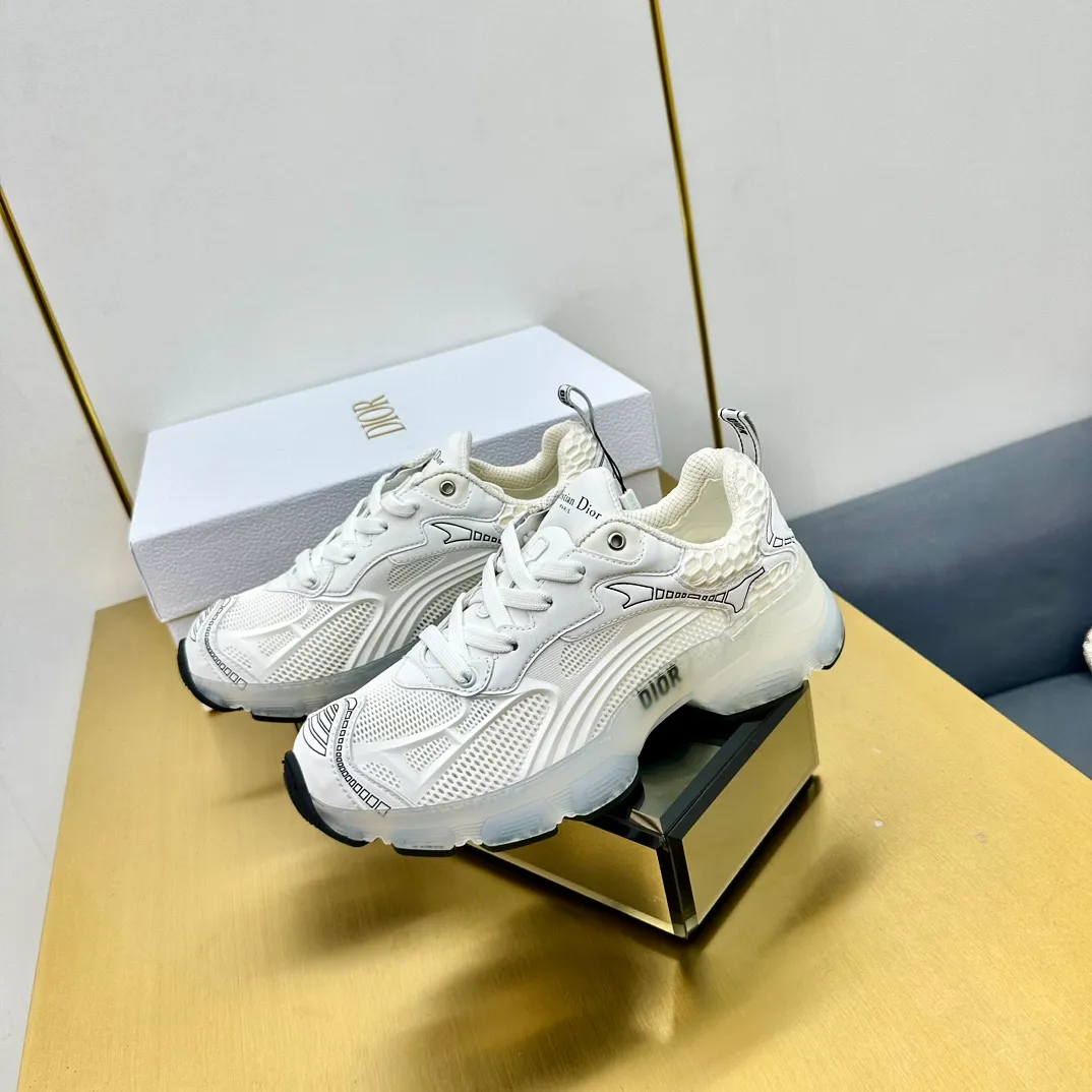 👟👟Ex-factory price 700👟👟 Top version 🌟🌟Dior 2024 spring and summer catwalk new style Vibe iconic fashion modern sports dad shoes CD letter logo Oblique printed pattern lace-up color-blocking thick-soled running shoes Stars' same jelly color casual women's shoes The top high-end version on the market Material: The upper is made of special technology with mesh fabric spliced with metal cowhide + environmentally friendly breathable fabric lining + original molded Tpu combination outsole. Bottom thickness: 4CM Size: 35-40 standard code (34.41 customization is not returnable)